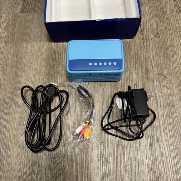 LED Projector XOPPOX Led Projector - Picture 2 of 7